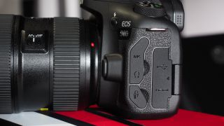 Разъем для наушников Canon EOS 90D, несжатый 4K и шарнирно-сочлененный экран делают его идеальным для видео
