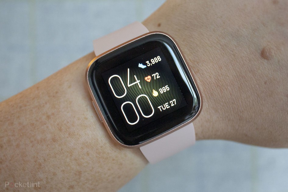Первоначальный обзор Fitbit Versa 2: Алекса, на что похожи новые умные часы Fitbit?