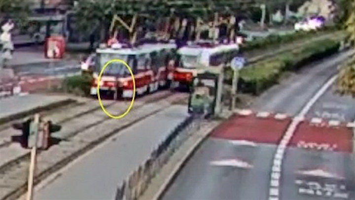 Полиция хочет, чтобы вы посмотрели это видео. 13-летний мальчик был сметен трамваем, телефон виноват!