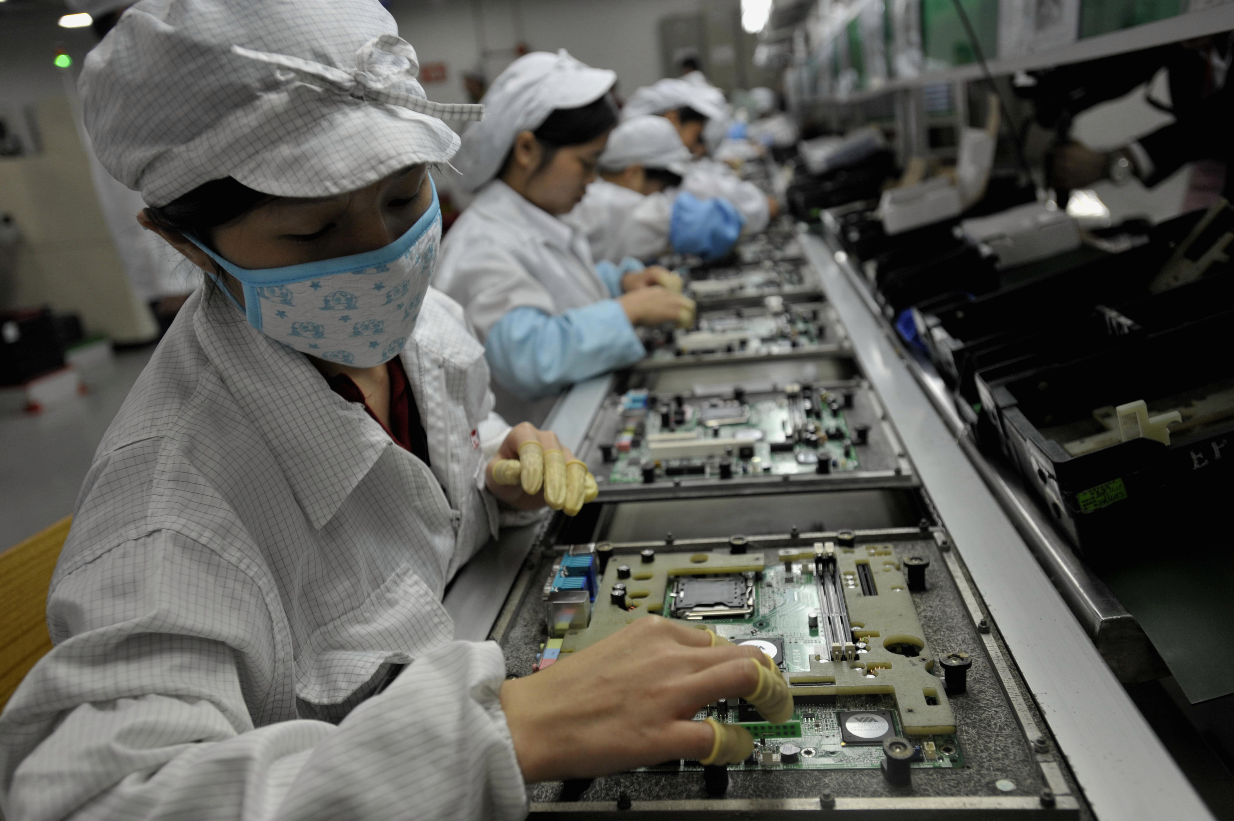   Рабочие на заводе Foxconn в Китае. По сообщениям, подростков-интернов заставили работать на изнурительную смену. Amazonпродукты, благотворительность сказал
