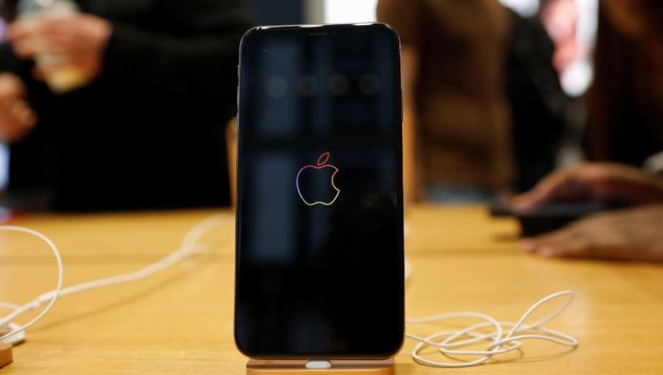 Apple starts locking iPhone batteries.
