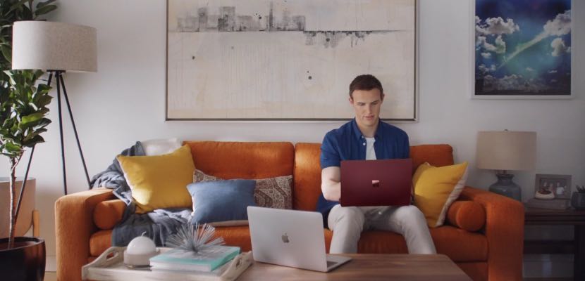 Microsoft представляет нас для Mac Book, мальчика, чтобы продвигать Surface Laptop 2