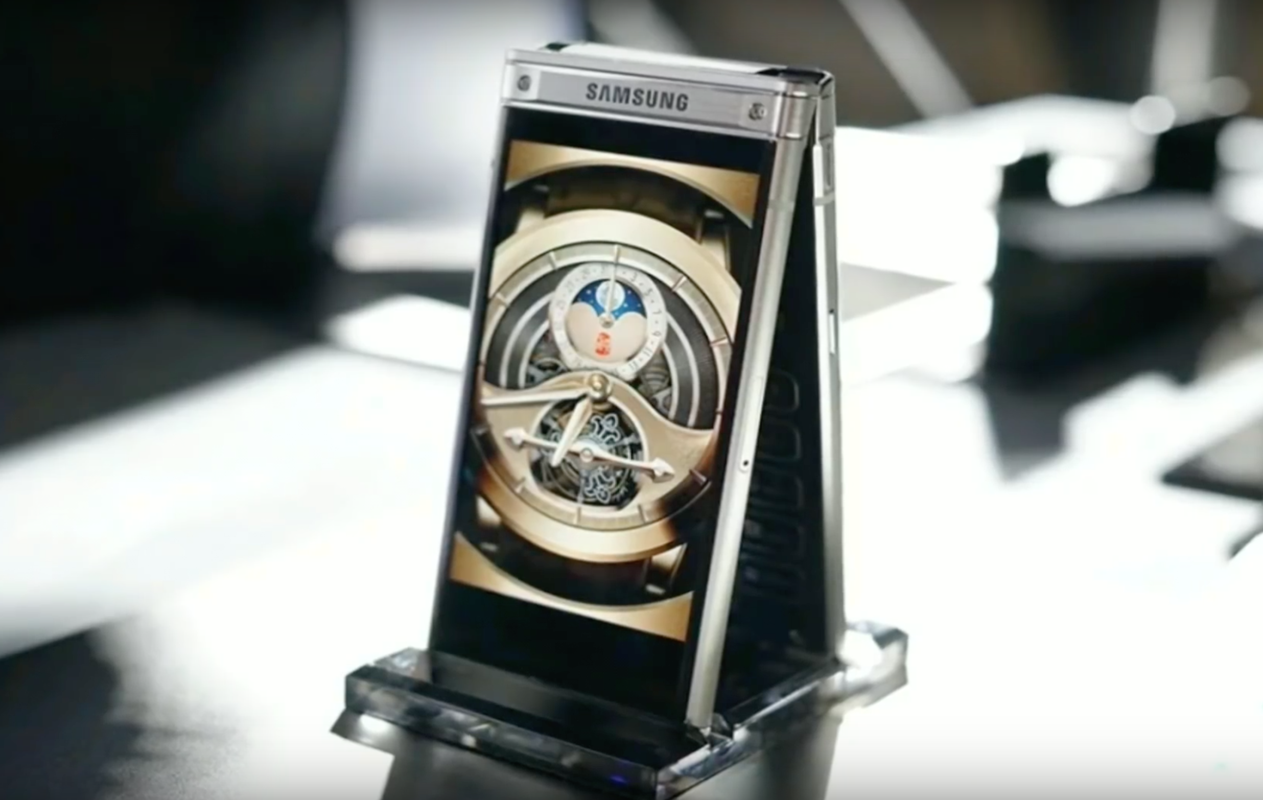 Samsung выпускает роскошный флип-телефон W2018