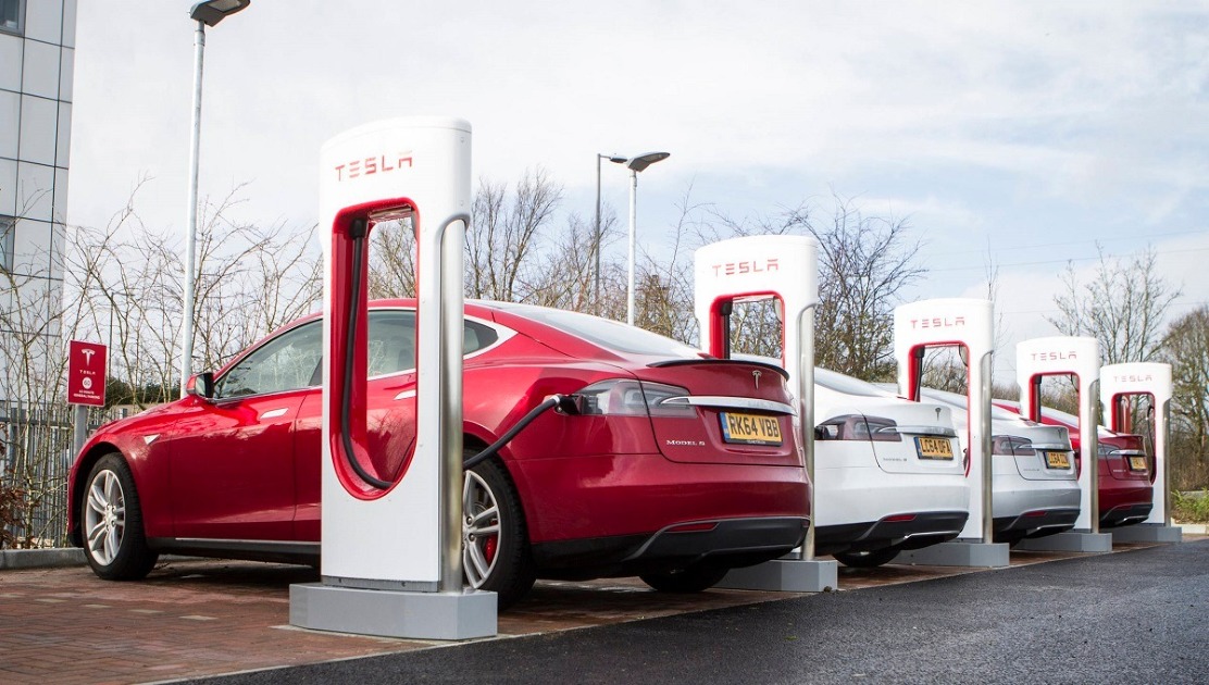 Tesla увеличивает емкость своих зарядных устройств в Европе