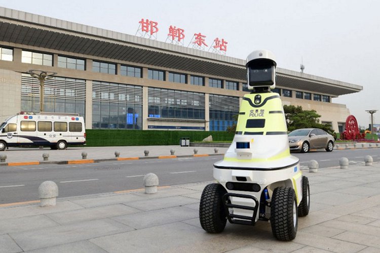 В Китае появился робот дорожной полиции