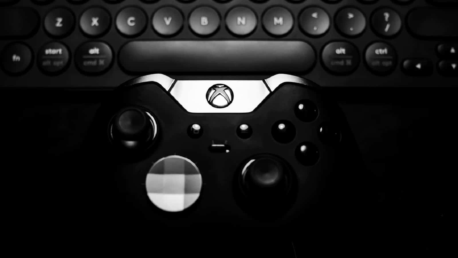 Xbox One в черно-белом