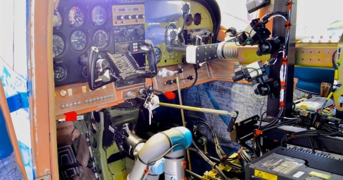 Они создают робота, который управляет самолетом автономно