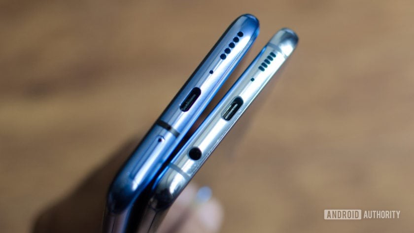 OnePlus 7 Pro против Galaxy S10 Plus USB C порт и разъем для наушников