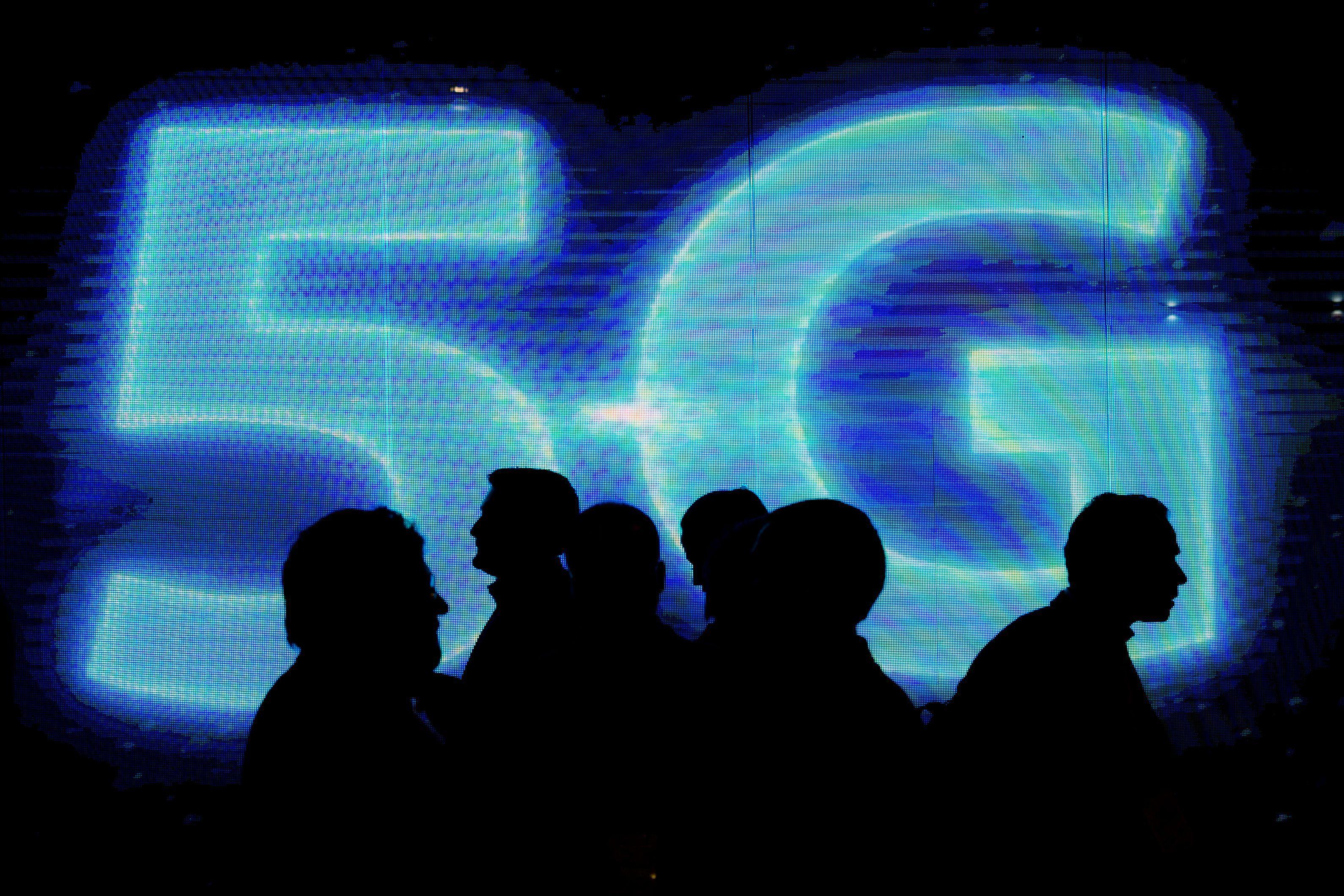   Бывший канцлер Филипп Хаммонд объявил об инвестициях в 16 миллионов фунтов стерлингов в британскую сеть мобильной связи 5G