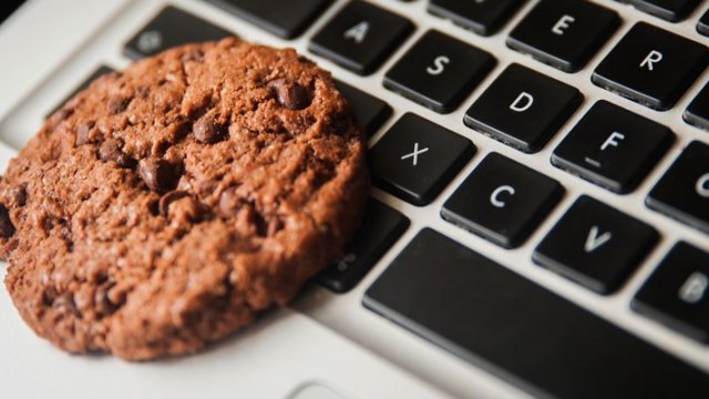 Шоколадное печенье на ноутбуке