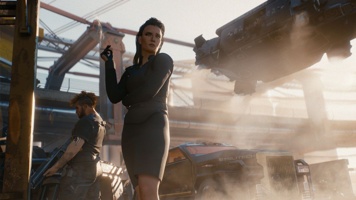 Cyberpunk 2077, E3 2018 - резко одетая женщина в пуленепробиваемом жилете и короткой черной юбке. Она курит сигарету рядом с вооруженным охранником-мужчиной. Внедорожник за ними читает «Militech» на крыле.