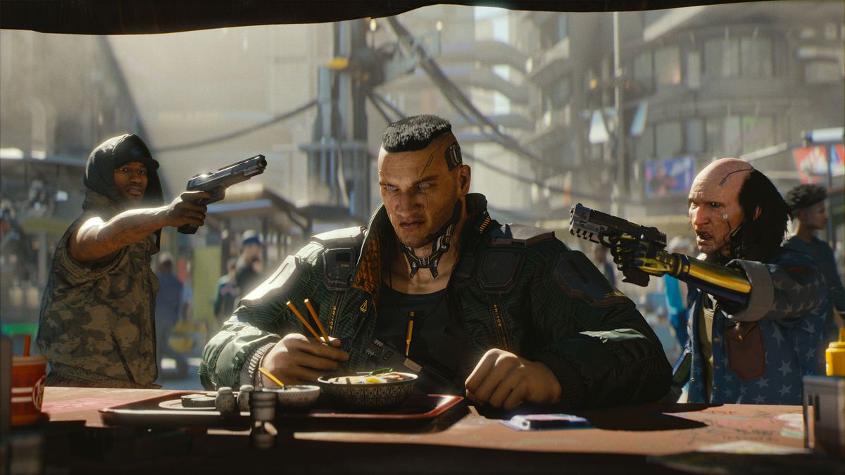 Усиленная мужская форма сидит и ест лапшу у открытого киоска. Двое мужчин, один с желтой металлической рукой, стоят позади него с оружием в руках. Киберпанк 2077, около 2018.