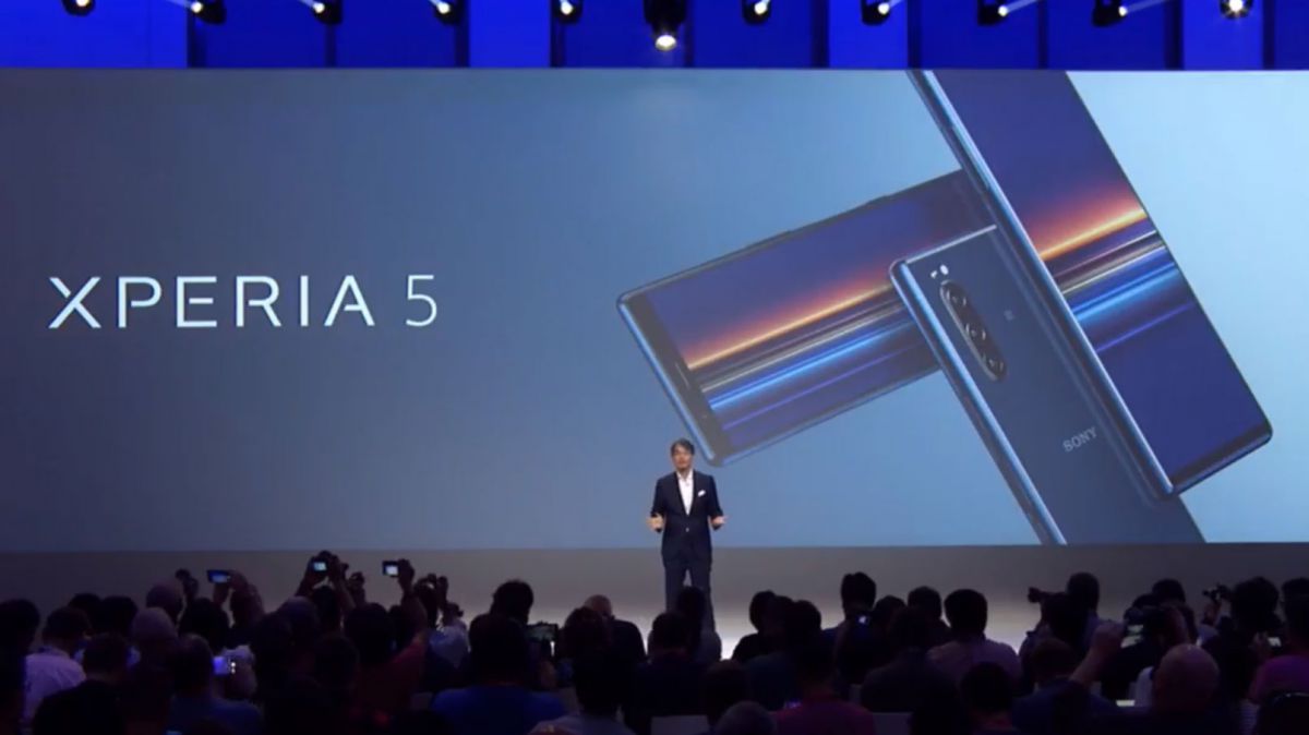Маленькие руки радуются! Есть новый Sony Xperia Compact ... вроде