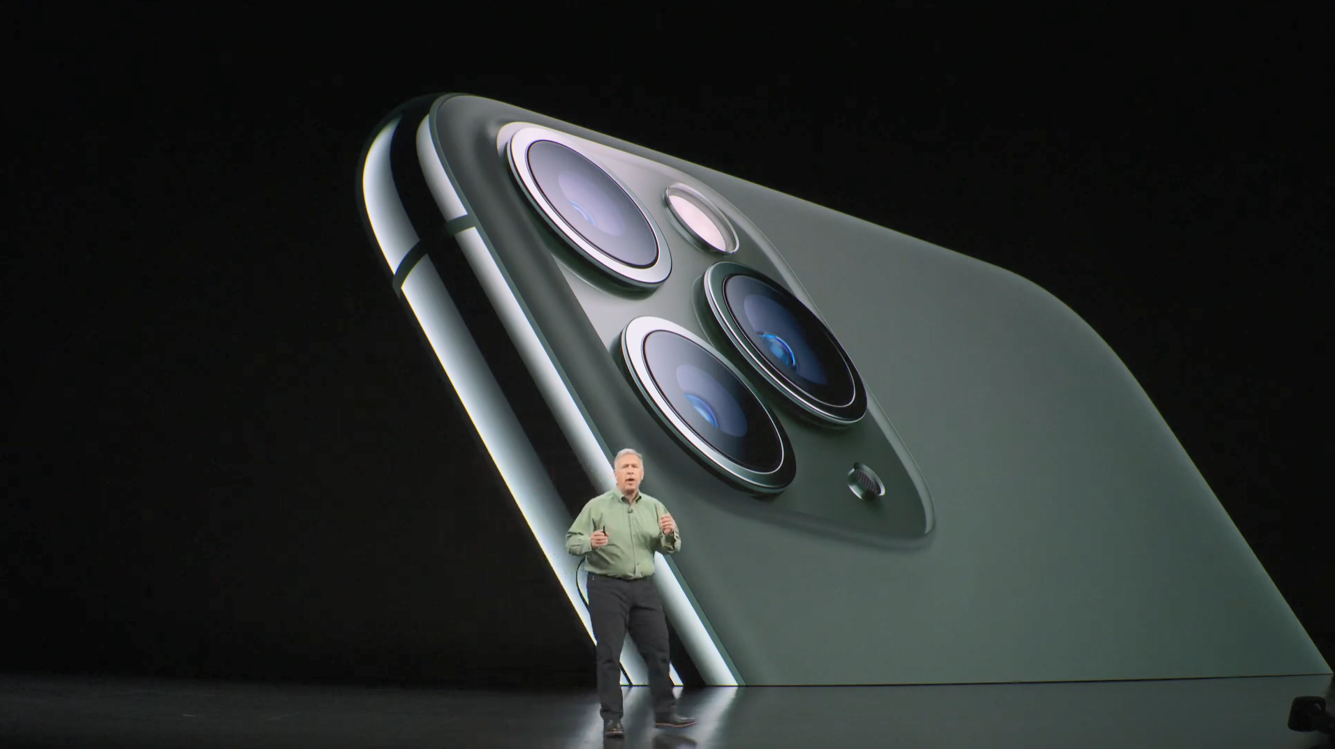   IPhone 11 Pro и 11 Pro Max оснащены громоздкими камерами с тремя объективами