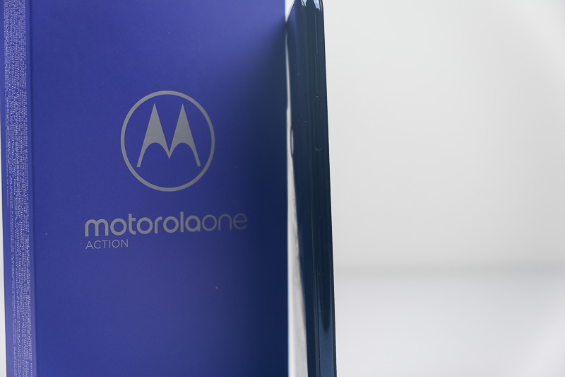 мы протестировали Motorola One Action боковой