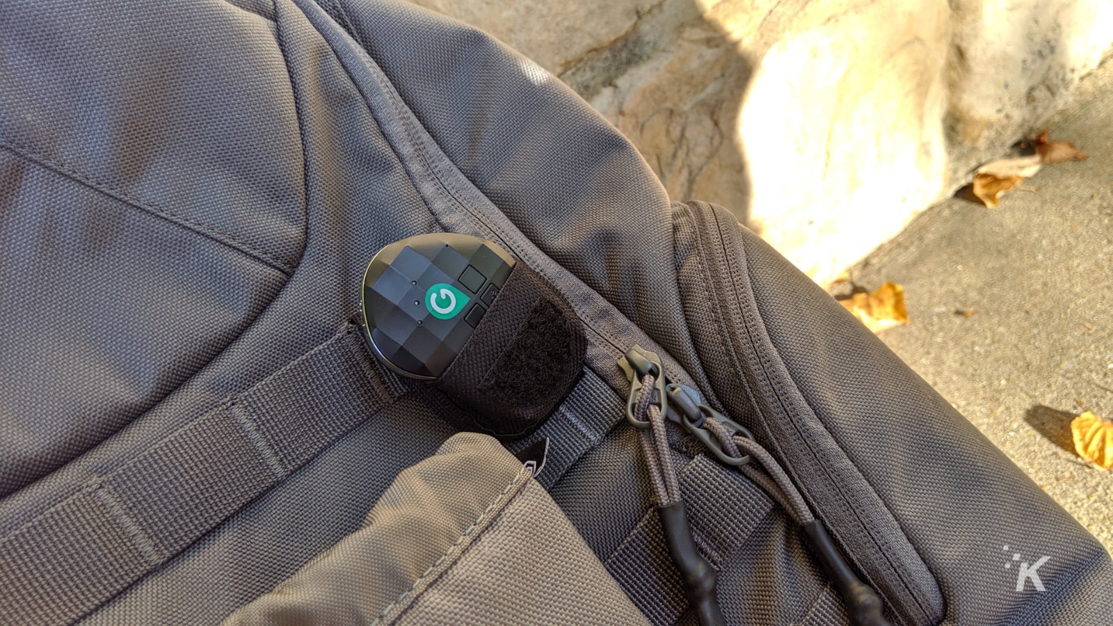 GPS трекер на рюкзаке