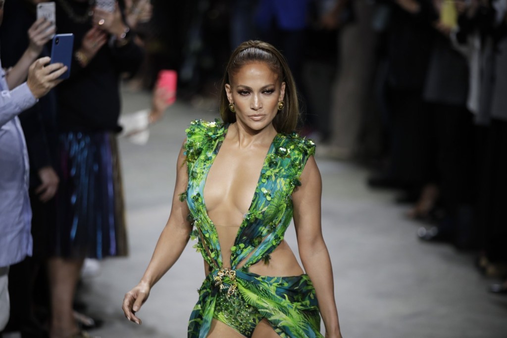 Почти 20 лет спустя Дженнифер Лопес носит новую версию платья Versace.