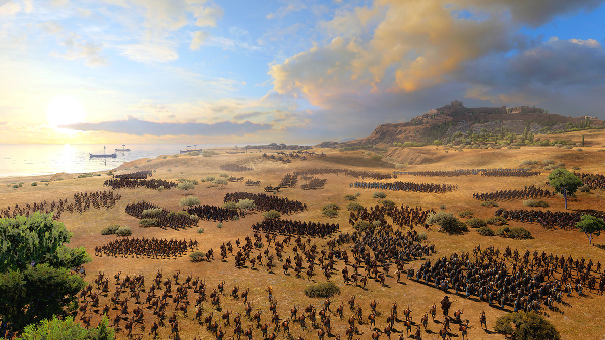 Скриншот из фильма «Тотальная война»: Троя изображает армии древнегреческих гоплитов, высадившихся из трирем на берегах Агея. На заднем плане возвышается благородный город.