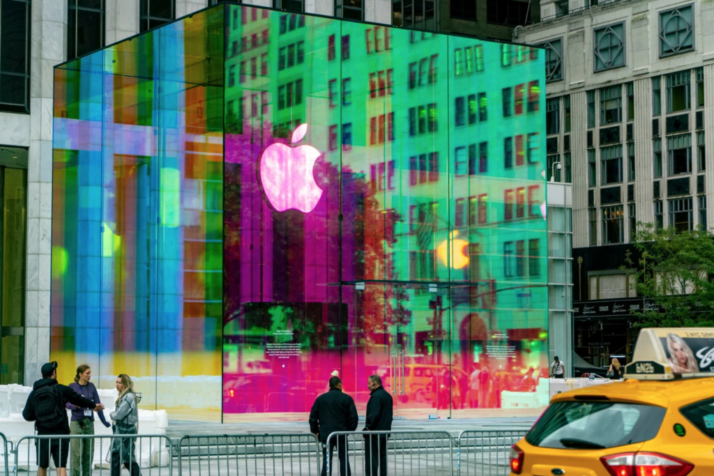 Apple Glass Cube Touts New Rainbow Look во время открытия