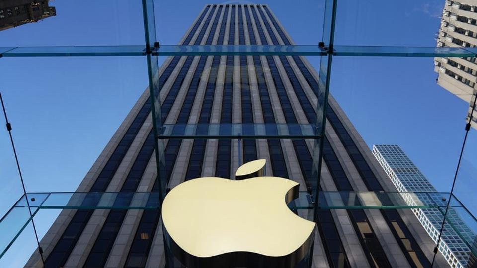 Внутри Apple Магазин на Пятой авеню изображен в Манхэттене, Нью-Йорк, США, 20 сентября 2019 года.