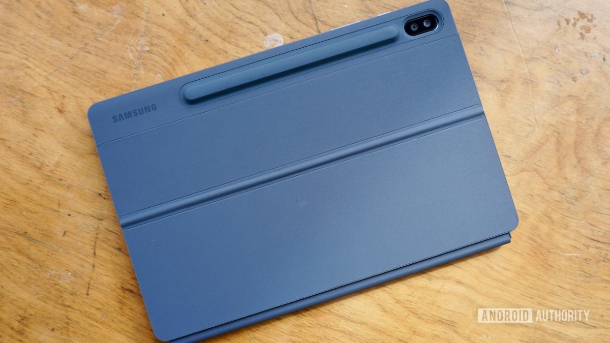 Samsung Galaxy Обзор Tab S6 с закрытой крышкой клавиатуры