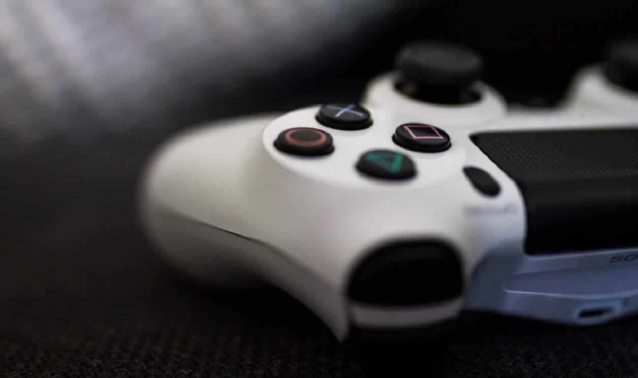 Sony PlayStation 4 белый контроллер и консоль в фоновом режиме Apple TV