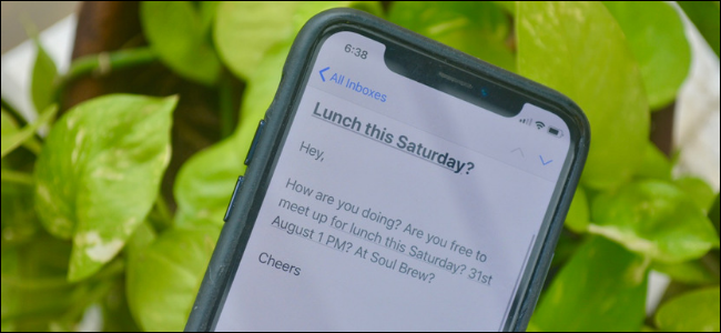 iPhone показывает электронную почту с выделенными календарными встречами.