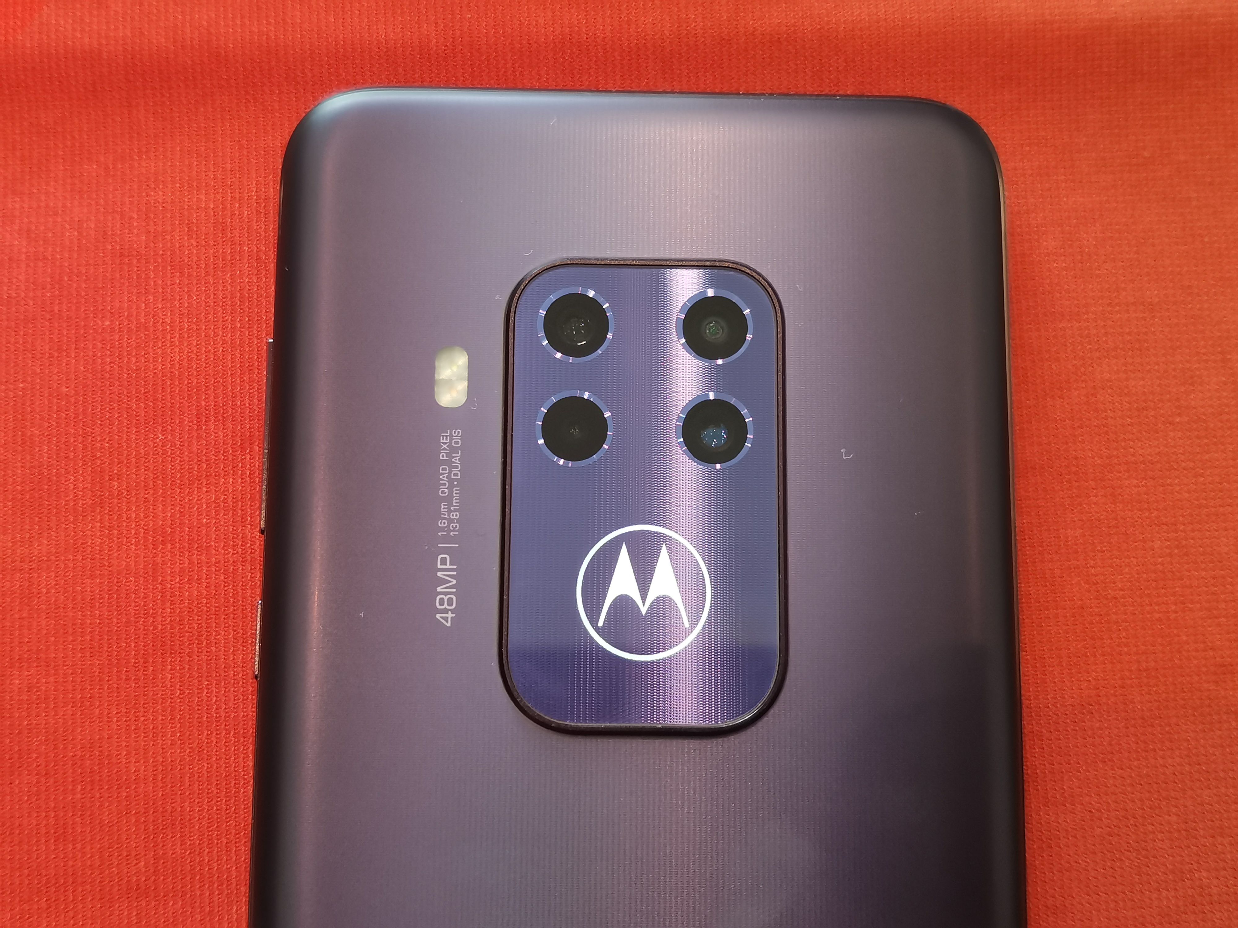 Motorola One Zoom сзади