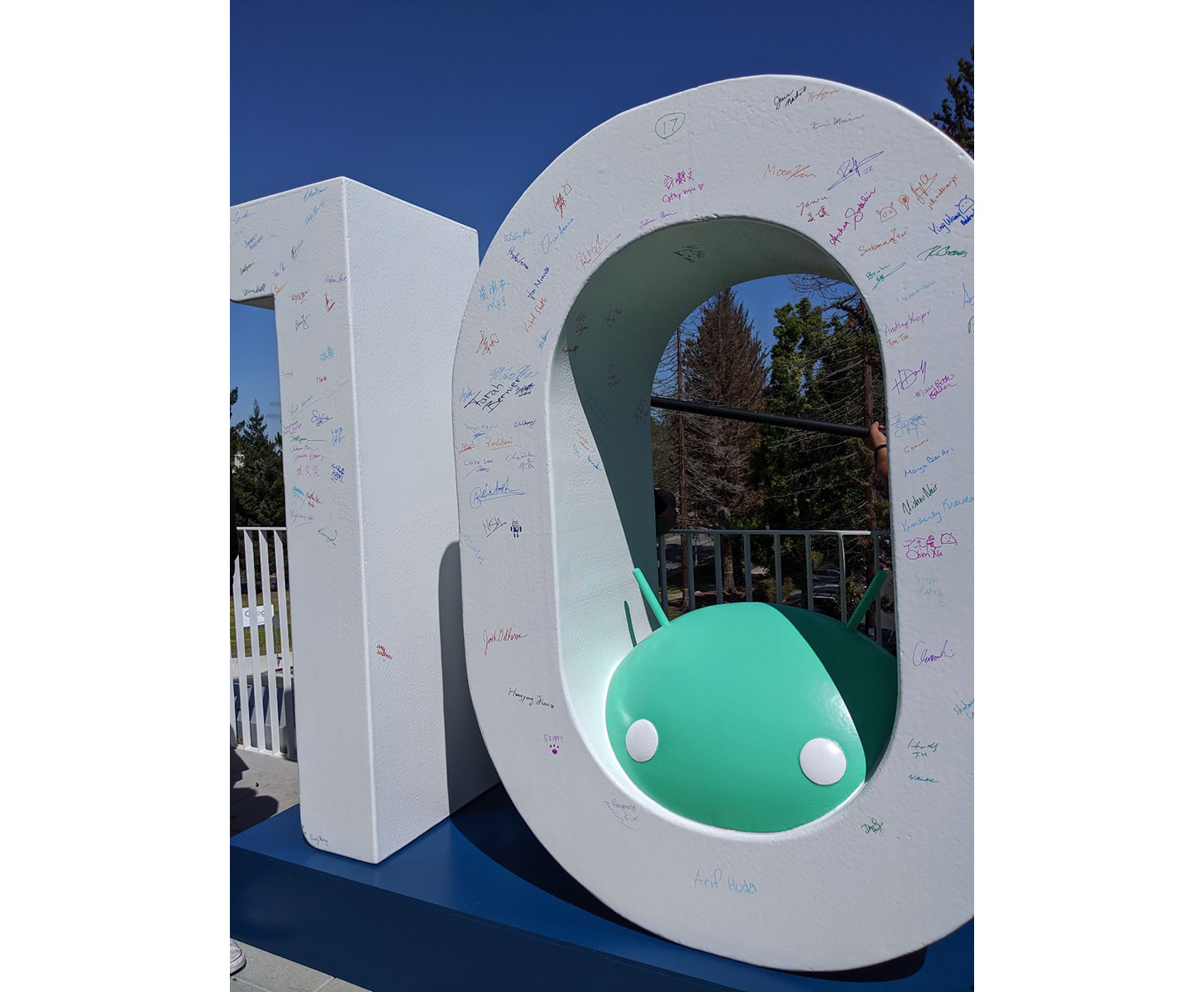 Статуя Android 10 добавлена ​​в кампус Google