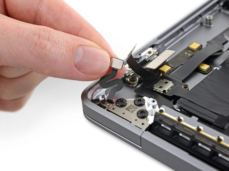 MacBook Pro 16-новый имеет загадочный датчик угла закрытия