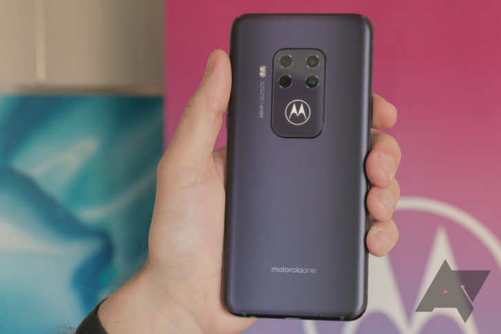 Motorola One Zoom действительно демонстрирует четыре блестящие задние камеры и летучую мышь