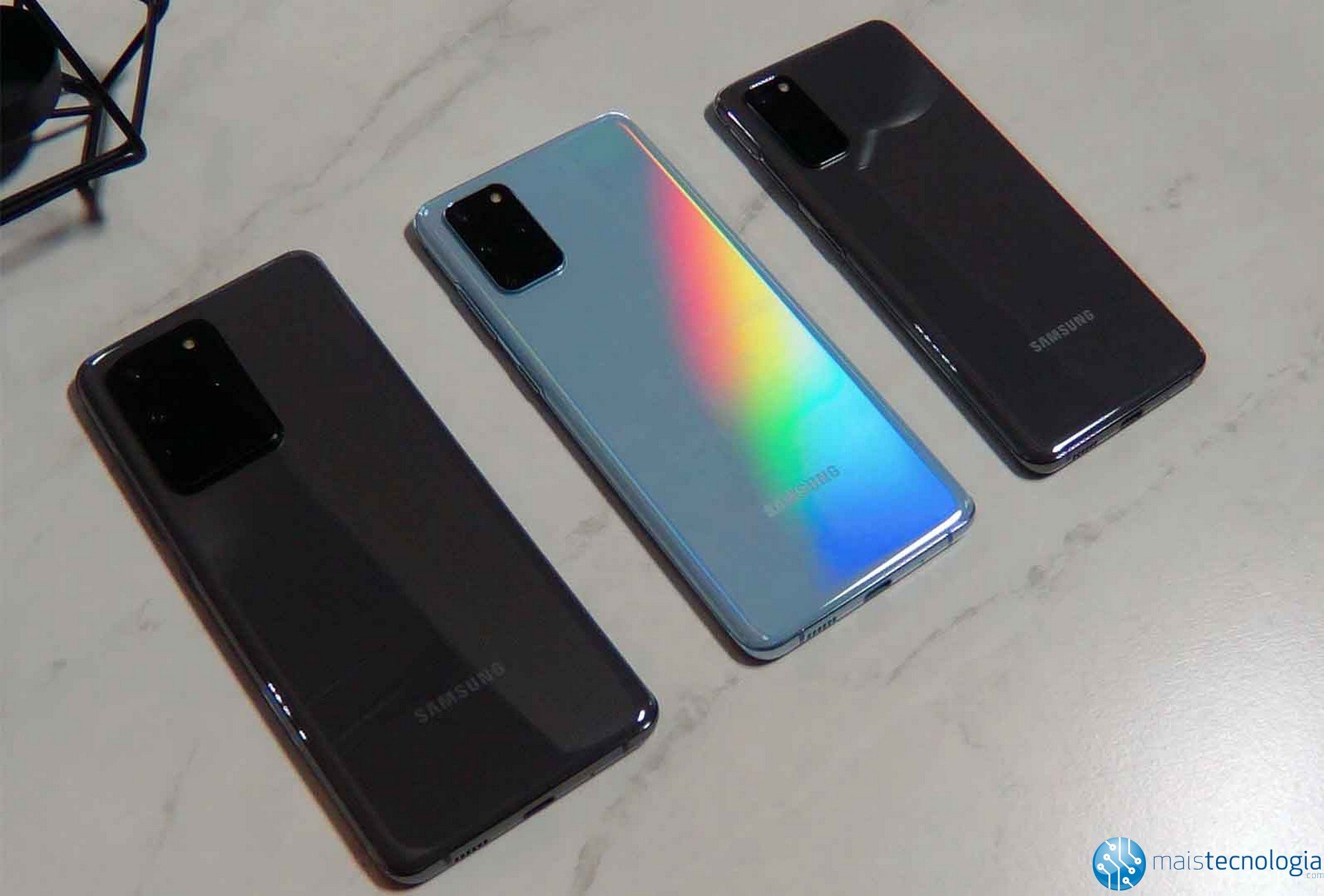 Samsung Galaxy S20 является официальным и существует три версии: S20, S20 Plus и S20 ...