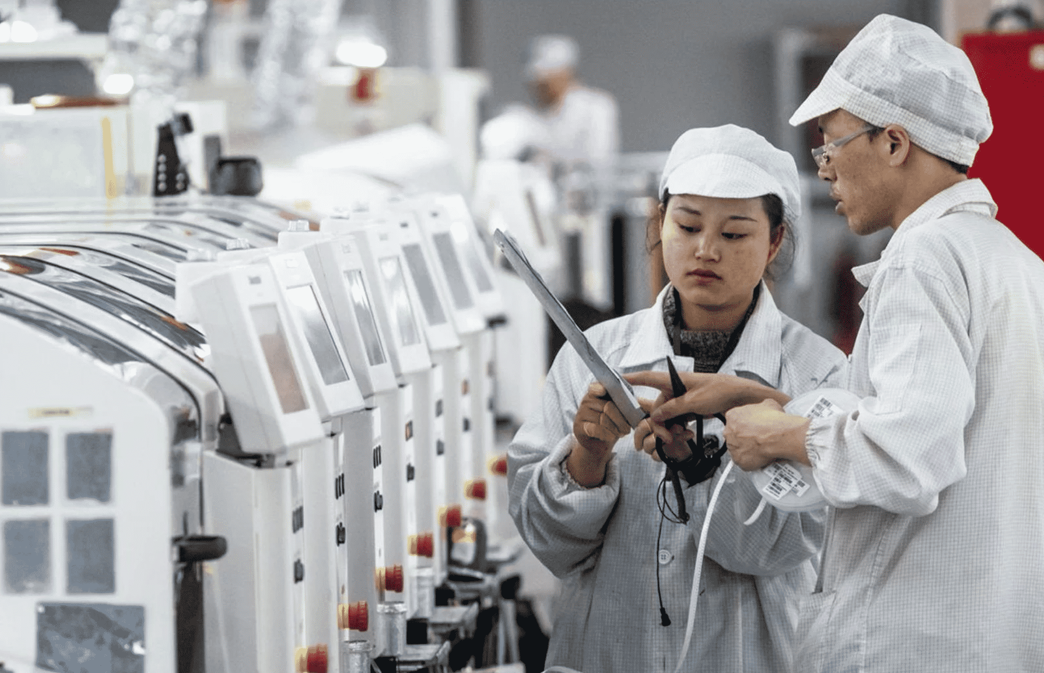 Производство товаров китай. Фабрика Фоксконн Китай. Foxconn завод Apple. Фабрика Foxconn в Китае. Китайцы на фабрике.