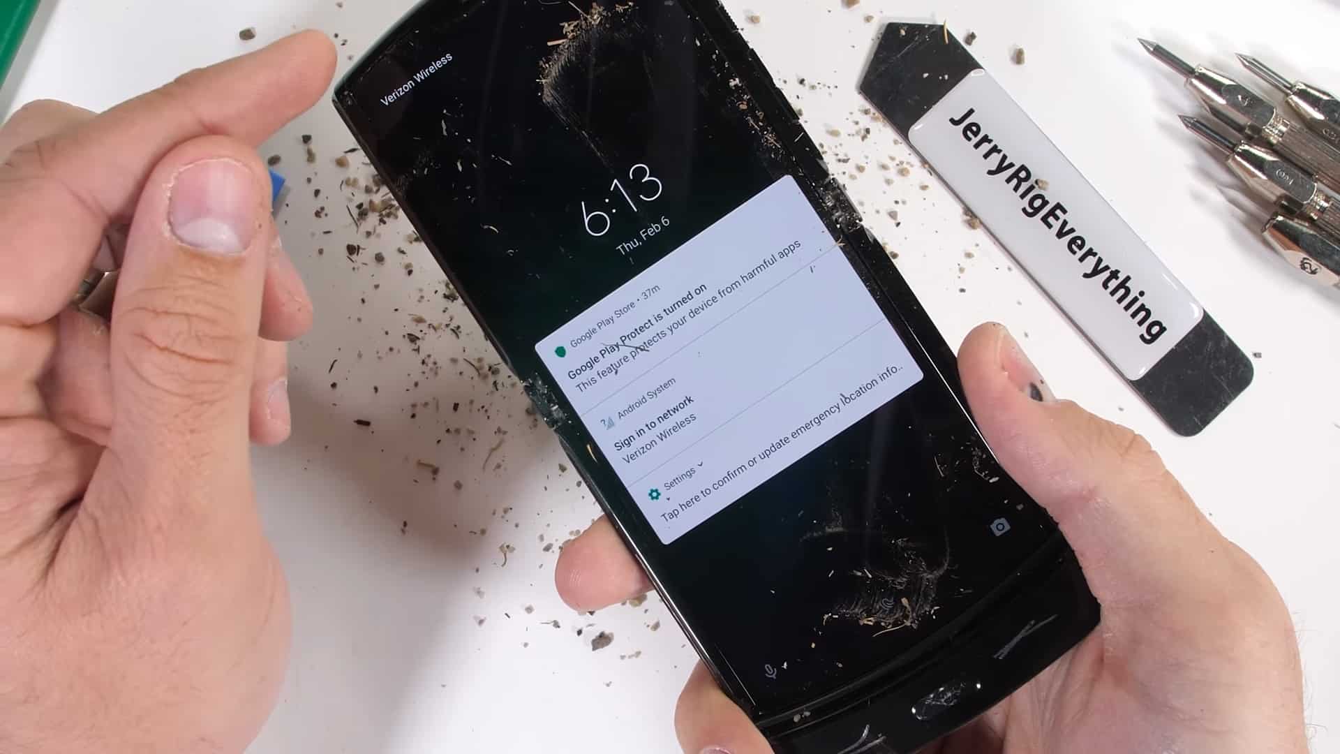Motorola Razr сталкивается с карманным песком в тесте на прочность: видео