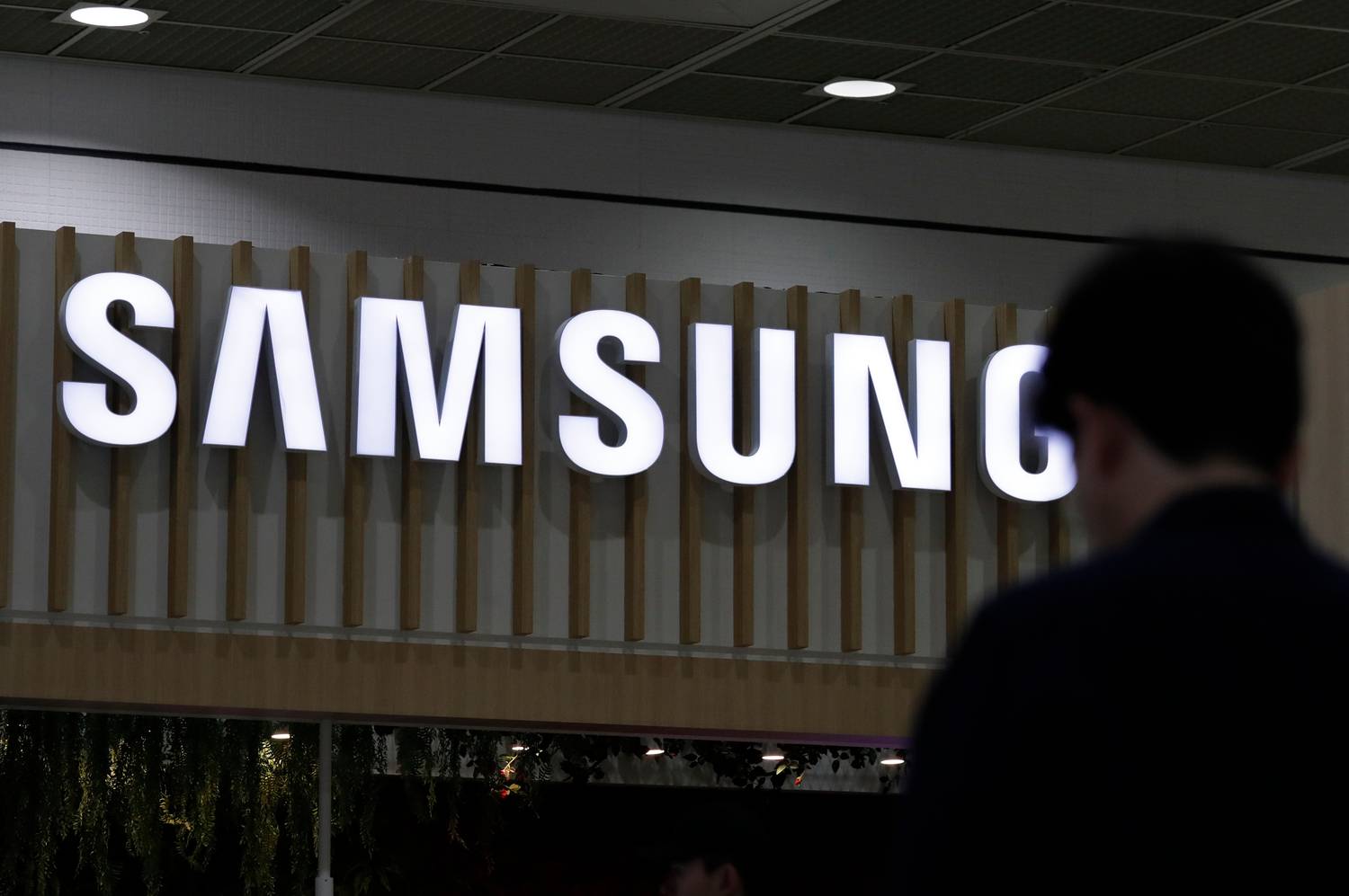 По какой-то причине Samsung считает, что может продать 2,5 миллиона Galaxy Z Flip в этом году
