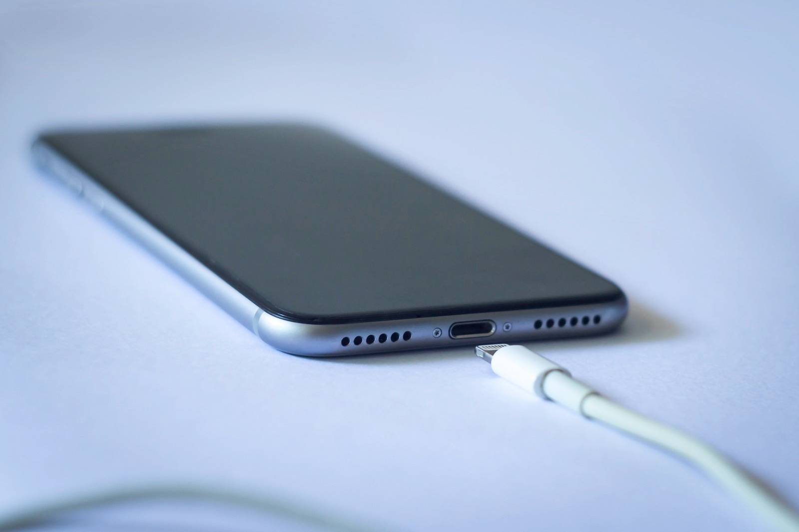 Это видео объясняет, почему кабель для зарядки iPhone так легко рвется