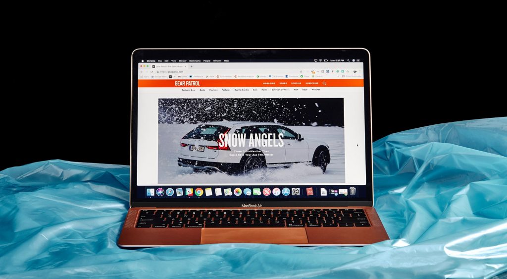У MacBook Air 2018 относительно тонкие лицевые панели