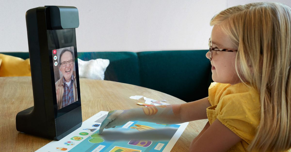 Amazon Glow - это гаджет для видеочата со встроенными играми, которые помогут детям развлечься