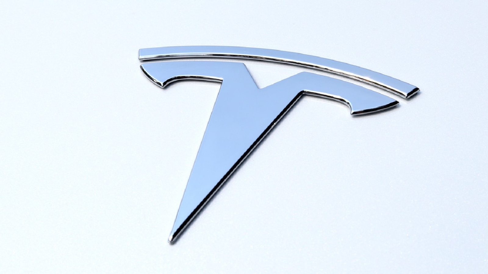 Новый прототип Tesla Cybertruck замечен в зеркалах: отчет