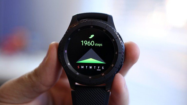 Samsung разрабатывает смешанные смарт-часы и браслет