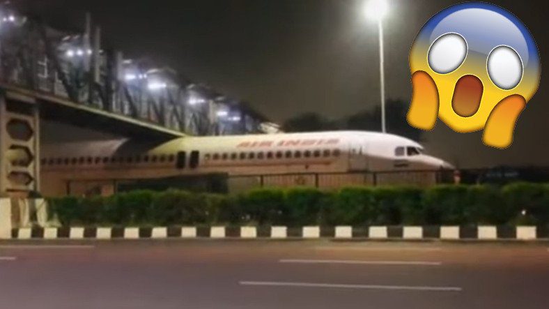 Самолет, застрявший на мосту, стал популярным в соцсетях