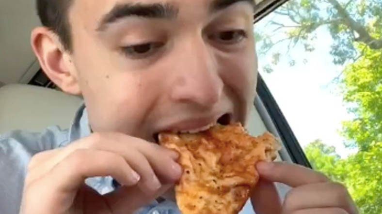 Мальчик, который будет есть пиццу 420 дней и выиграть Tesla, оказался обманутым