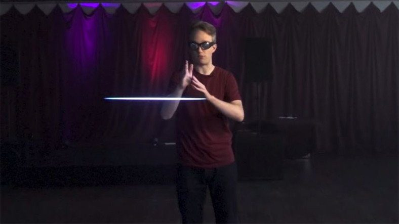 Видео YouTuber, останавливающего лазерный луч рукой