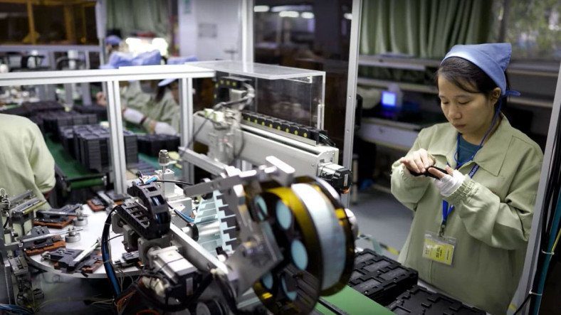 Ютубер посещает завод по производству аккумуляторов для iPhone в Китае (видео)