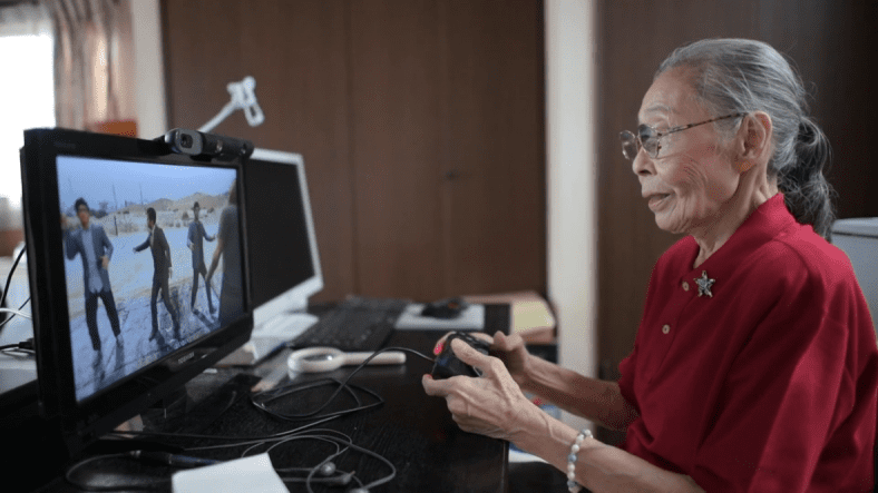 89-летний японский ютубер играет в COD как профи