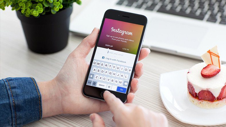 Молодые люди в последние годы Instagram'Я Facebookпредпочитает