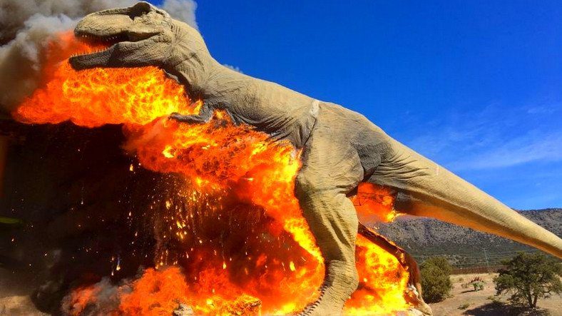 Статуя T-Rex горячая!