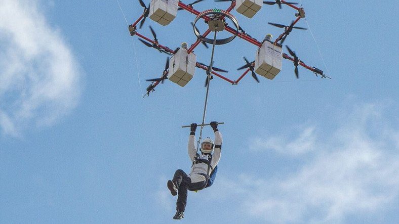 Dünyada Bir İlk: Drone'dan Paraşütle Atlayan Adam!