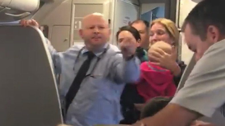 American Airlines присоединились к каравану тех, кто бьет своих пассажиров!