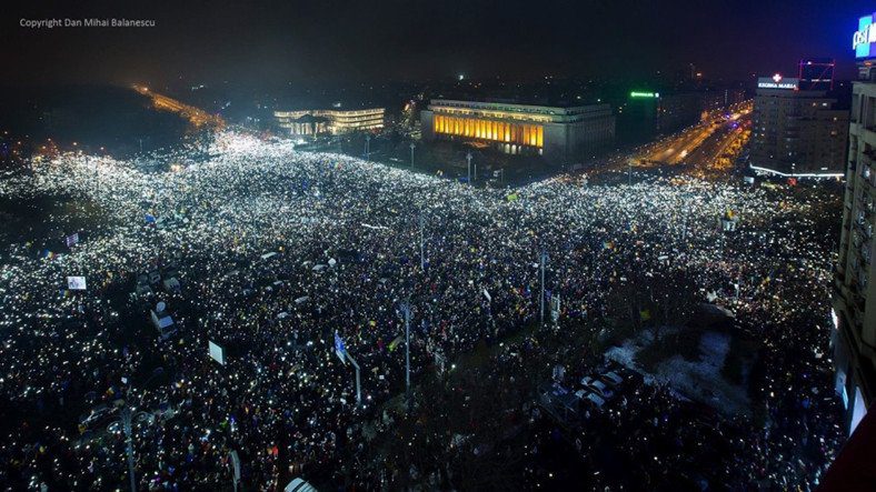 250 000 телефонов светятся ночью на демонстрациях в Румынии